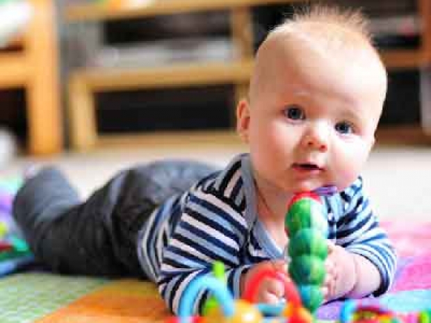 μωρό που κάνει λογοθεραπεία πρώιμης παρέμβασης