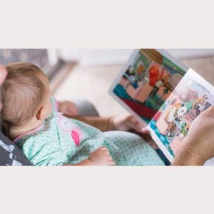 Λογοθεραπεύτής κάνει άσκηση διαβάσματος σε μωρό